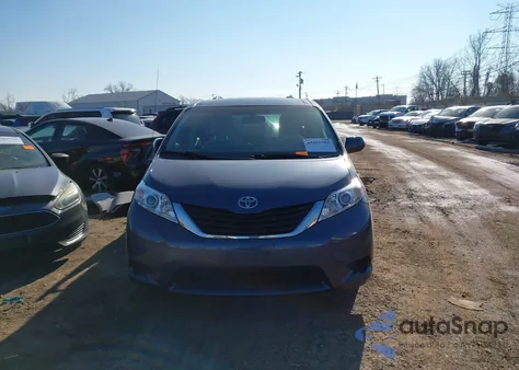 2014 Toyota Sienna Le V6 8 Passenger z USA, uszkodzony, nr VIN 5TDKK3DC8ES511145